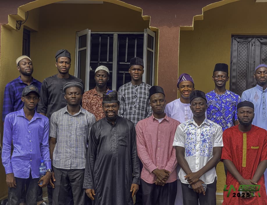 AMSA National Executives Visit Former National President, Mu’allim Muhammad Waiz Apooyin