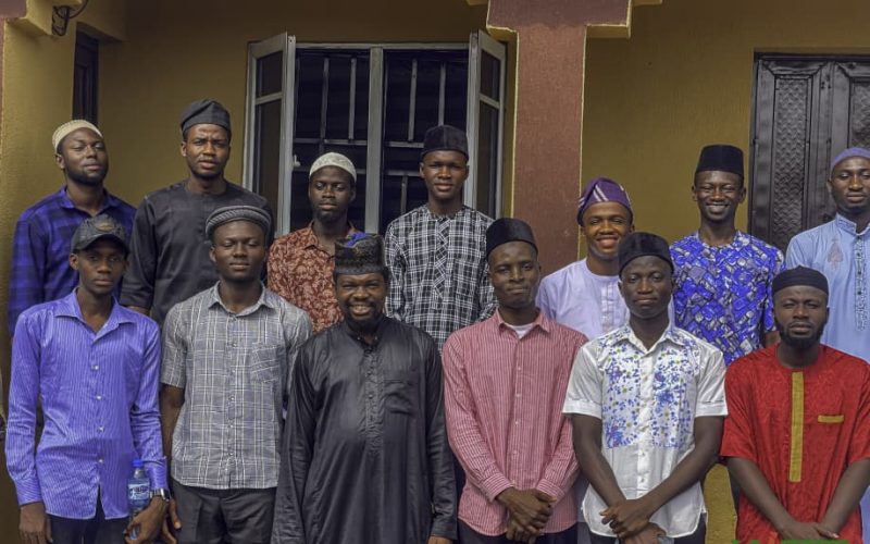AMSA National Executives Visit Former National President, Mu’allim Muhammad Waiz Apooyin